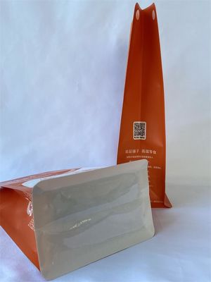 창을 가진 생분해성 편평한 바닥은 주머니 삼각천을 위로 서 있습니다